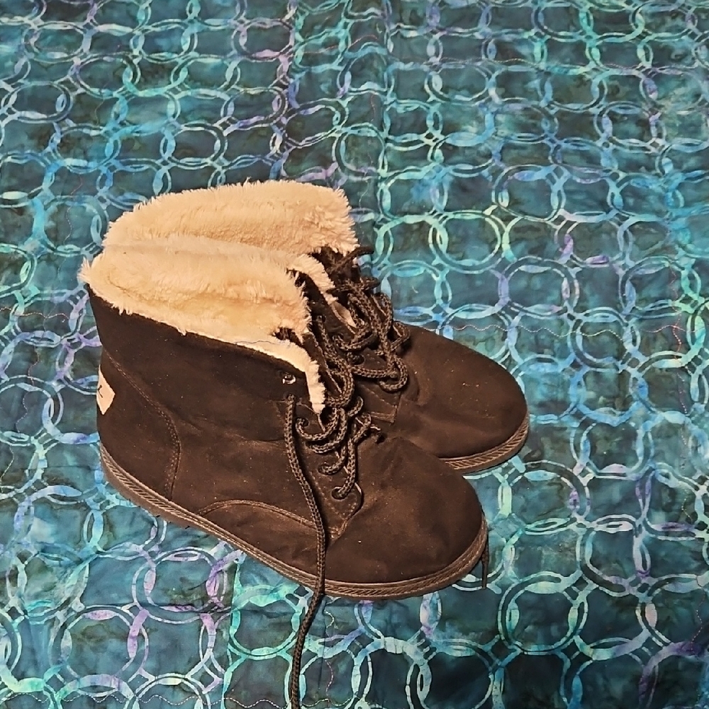 Cozy Black Fur-Lined Winter Boots